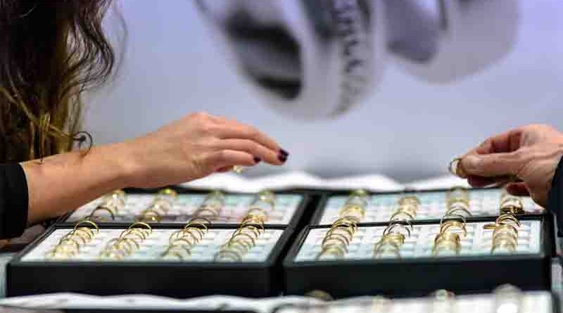 UAE citizens and visitors flood gold shops as prices decline